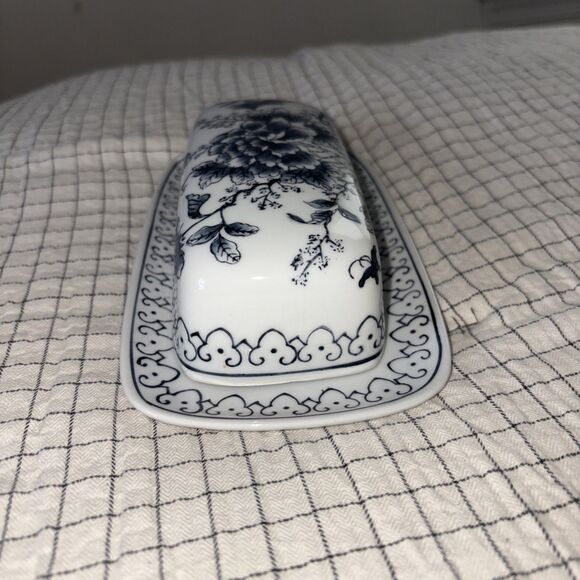 Hung Arts Blue White Floral Ceramic Butter Dish with Lid Made In Hong Kong - Picture 9 of 16